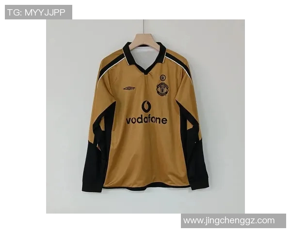 足球明星卷发搭配中长款球衣展现时尚与运动的完美结合